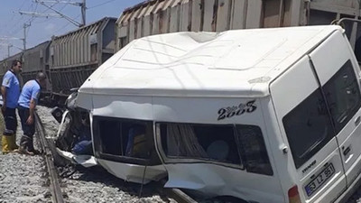 Tarsus'ta tren minibüse çarptı: Ölü ve yaralılar var
