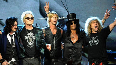 Ünlü müzisyen kendini karnından bıçakladı