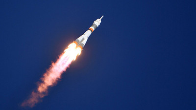 3 kişilik ekibi taşıyan uzay aracı yörüngeye yerleşti