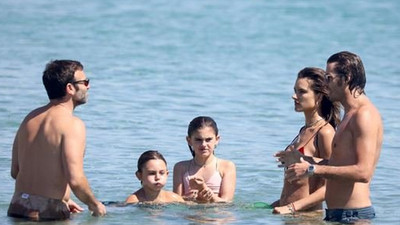 Dünyaca ünlü isim yeni sevgilisi ve eski nişanlısıyla tatilde