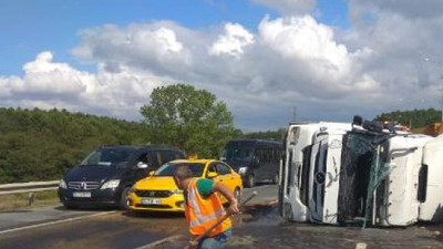 Hafriyat kamyonu devrildi: İstanbul'da trafik durdu