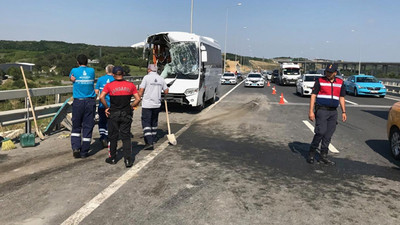 Kemerburgaz yolunda servis aracı kaza yaptı