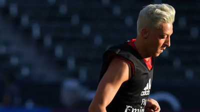 Mesut Özil sosyal medyayı salladı