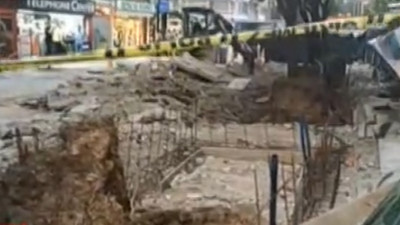 Metro çıkışında ağaç devrildi: Yaralılar var