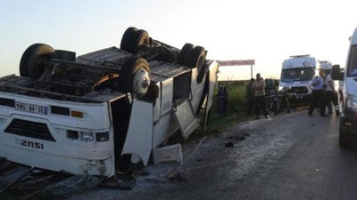 Mevsimlik işçileri taşıyan minibüs devrildi: 25 yaralı!