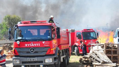 Palet fabrikasının bahçesinde yangın