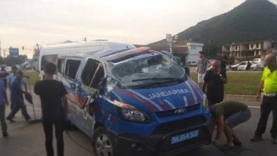 Sakarya'da jandarma aracıyla otomobil çarpıştı