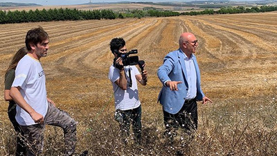 CHP'li Mahmut Tanal, tarlaya 'galoşsuz' girdi