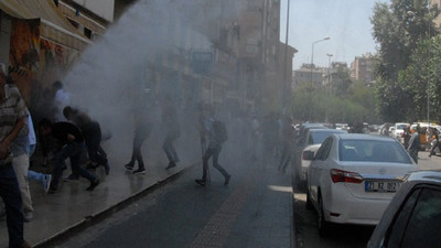 Diyarbakır Büyükşehir Belediyesi önünde toplanan halka polis müdahalesi