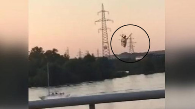 Elektrik hattına takılan helikopter nehre düştü