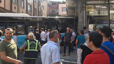 Gaziosmanpaşa’da halk otobüsü binaya çarptı