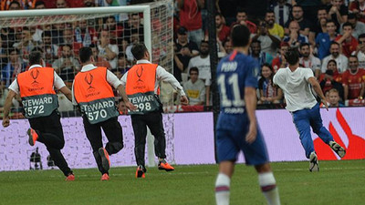 Liverpool-Chelsea maçında sahaya giren Youtuber'a büyük şok!