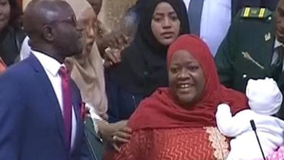 Meclise bebeği ile kadını dışarı attılar