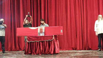 Profesyonel olarak ilk kez sahneye çıktığı yerden uğurlandı