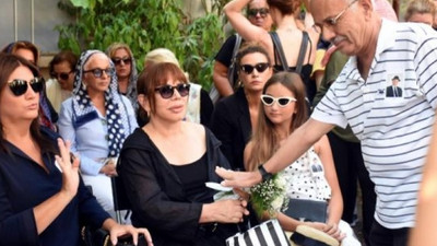 Sezen Aksu, babasını son yolculuğuna uğurladı