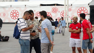 Taksim'de karaborsacı operasyonu