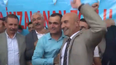 Tunç Soyer, işçilerin zaferini Çav Bella ve meşaleler eşliğinde kutladı