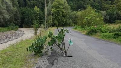 Yolda açılan çukura, köylülerden ilginç önlem!