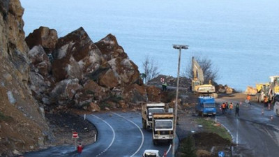 Zonguldak'ta heyelan: İstinat duvarı altı evin üstüne çöktü, 10 kişi mahsur kaldı
