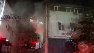 Bahçeşehir'de peçete imalathanesinde yangın