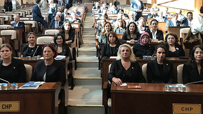 CHP’li kadınlar, kadın cinayetlerine dikkat çekmek için siyah giyindi