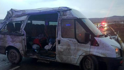 Devrilen minibüsteki 8 kişi yaralandı