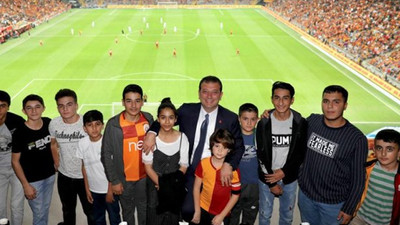 Ekrem İmamoğlu, Sultanbeylili çocuklar ile Galatasaray maçını izledi