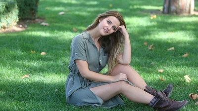 İrem Helvacıoğlu'nun dekolteli pozu olay oldu