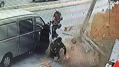 İstanbul'da fırtına... Çatıdan uçan tuğlalar  bir kadını yaraladı