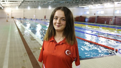 Milli yüzücü Sümeyye Boyacı'dan gümüş madalya