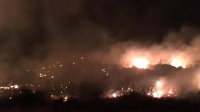 Sosyal medyadan canlı izledikleri yangına bidonlarla koştular