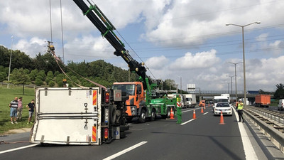 TEM Otoyolunda kamyonet yan yattı