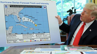 Trump sahte harita gösterdi