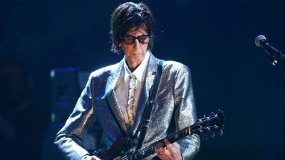 Ünlü şarkıcı hayatını kaybetti