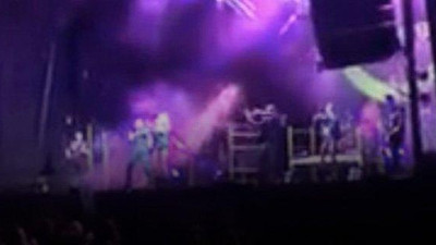 Ünlü şarkıcı konserde acı içinde hayatını kaybetti