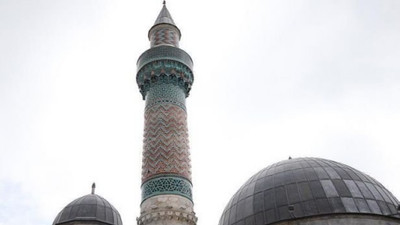 Yandaş yazardan yüksek sesli ezan şikayeti: Eziyete dönüştü, kulakları tırmalıyor