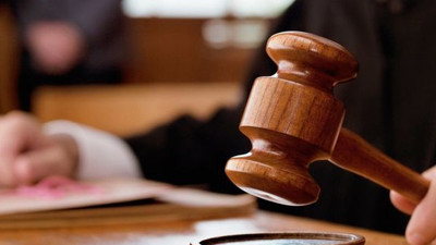 Ayağa kalkmadan konuşan avukat için karar