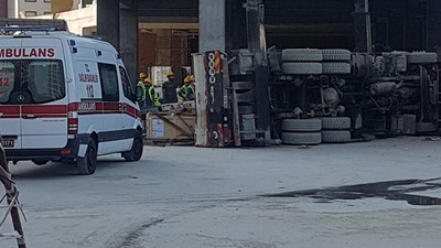 Bağcılar'da vinç kamyonu devrildi; bir iş altında kaldı