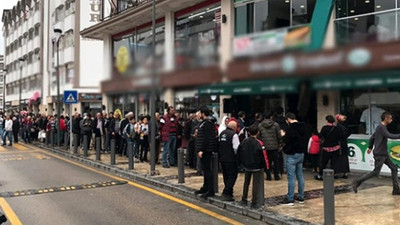 Bedava döner dağıtıldığını duyan vatandaşlar metrelerce kuyruk oluşturdu