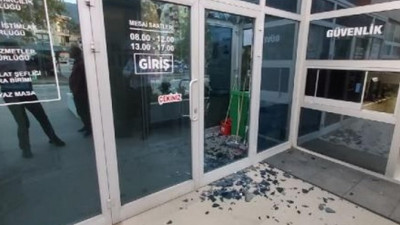 Belediyenin camını kırıp güvenlikçiyi darp etti!