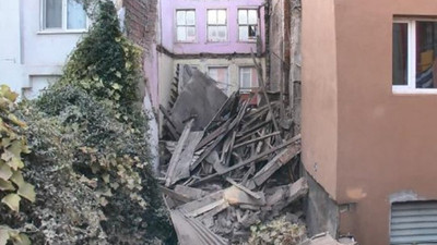 Fatih'te 3 katlı metruk bina çöktü