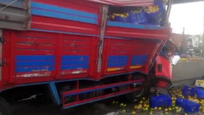 İstanbul'da feci kaza! Meyve yüklü kamyon çarptı