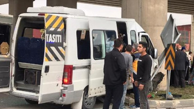 Öğrenci servisi trafik levhasına çarptı: 9 yaralı