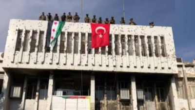 Resulayn’da belediye binasına Türk bayrağı asıldı