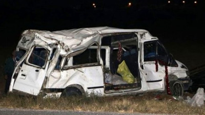 Tarım işçilerini taşıyan minibüs takla attı: 14 yaralı