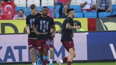 Trabzonsporlu futbolcular Atatürk tişörtleri ile çıktı