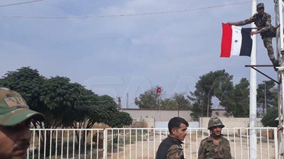 'Türkiye sınırına Suriye bayrağı çekildi'