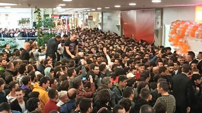 Ankara'da teknoloji mağazası izdihamdan dolayı açılamadı