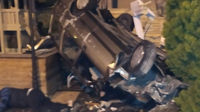 Avcılar'da otomobil restoran bahçesine uçtu: 1'i ağır 2 yaralı