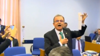 CHP'li üyeler bütçe görüşmelerine elektrik faturası getirdi